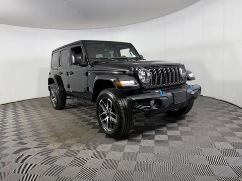 Used 2024 Jeep Wrangler Unlimited w/ Technology Group AWD/4WD image 3