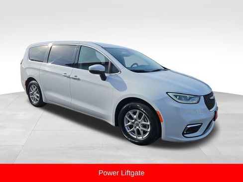 Used 2023 Chrysler Pacifica Touring-L image 9