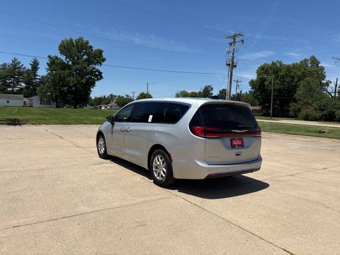 Used 2024 Chrysler Pacifica Touring-L FWD image 5