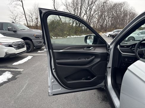 New 2025 Jeep Grand Cherokee L Limited image 16