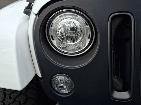 Used 2018 Jeep Wrangler Unlimited Rubicon image 9