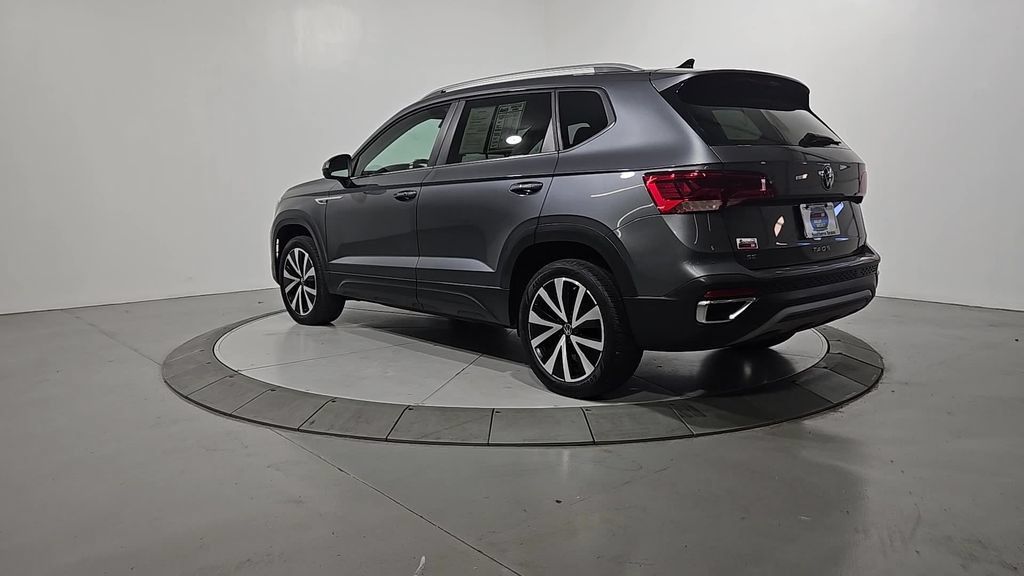 Used 2024 Volkswagen Taos SE FWD image 3