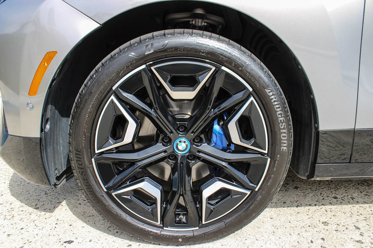 Used 2024 BMW iX xDrive50 w/ Sport Package AWD/4WD image 39