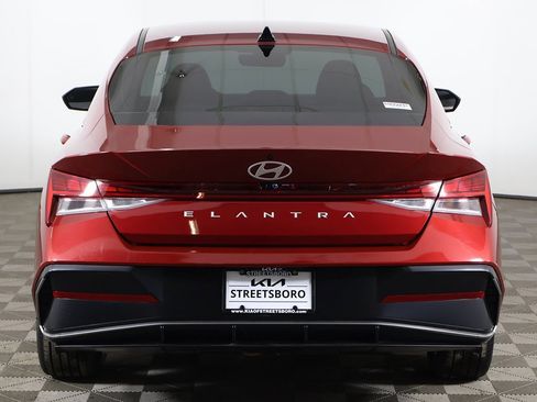 Used 2025 Hyundai Elantra SEL image 13