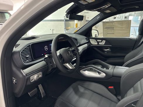 New 2026 Mercedes-Benz GLS 580 4MATIC image 9