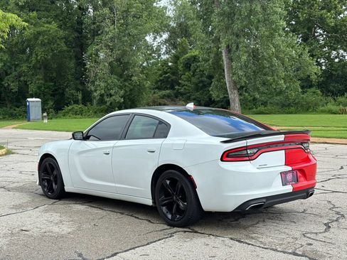 Used 2015 Dodge Charger SXT RWD image 9