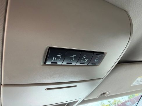 Used 2016 Chrysler Town & Country Touring w/ Driver Convenience Group FWD image 22