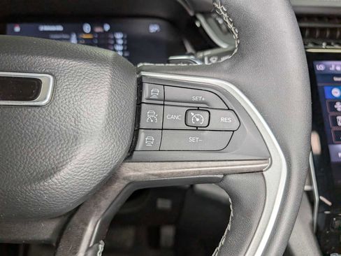 Used 2023 Jeep Grand Cherokee Limited w/ Luxury Tech Group II image 31