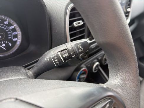 Used 2020 Hyundai Venue SE image 31