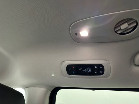 Used 2024 Chrysler Pacifica Touring-L image 19