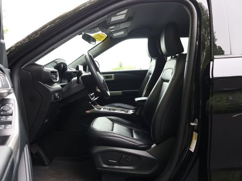 Used 2023 Ford Explorer XLT w/ Equipment Group 202A AWD/4WD image 33