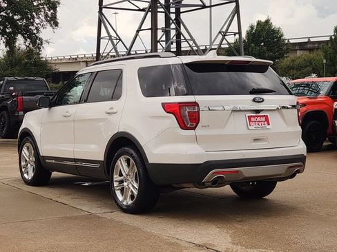 Used 2017 Ford Explorer XLT w/ Equipment Group 202A FWD image 4
