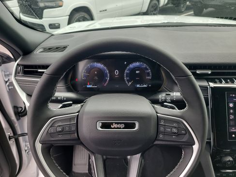 New 2025 Jeep Grand Cherokee Altitude image 21