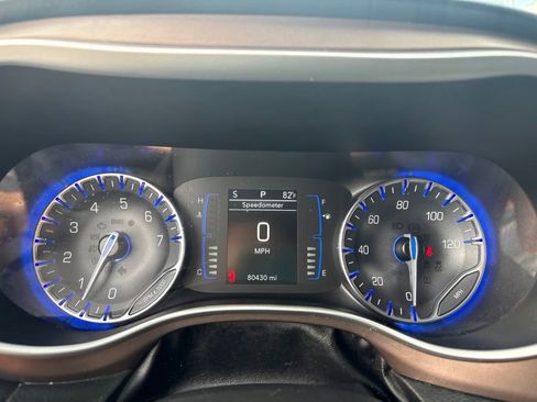 Used 2019 Chrysler Pacifica Touring-L FWD image 18