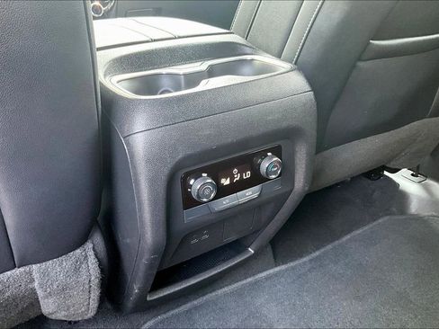 Used 2025 Chevrolet Traverse LT FWD image 11