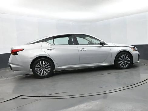 Used 2024 Nissan Altima 2.5 SV FWD image 4