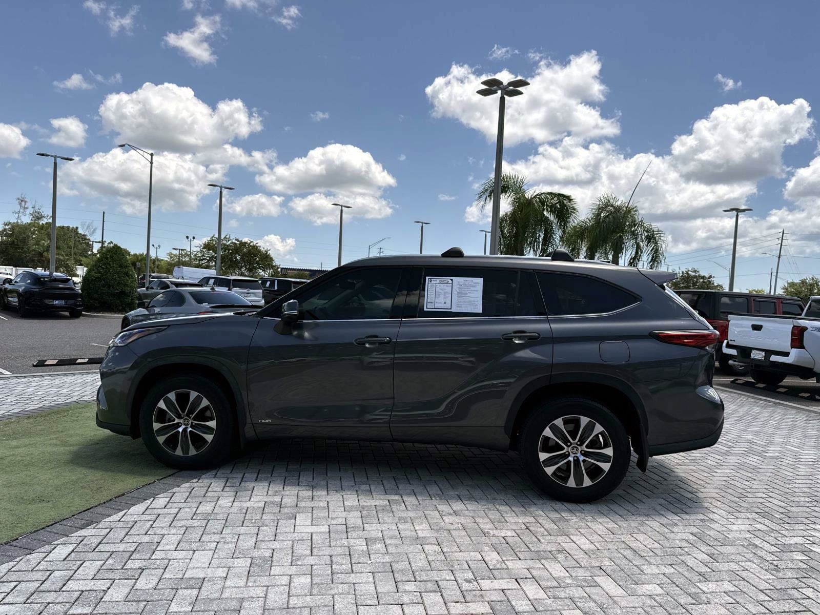 Used 2022 Toyota Highlander XLE AWD/4WD image 3