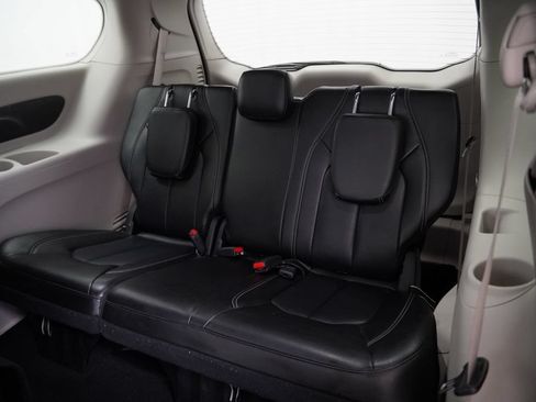 Used 2024 Chrysler Pacifica Limited FWD image 23