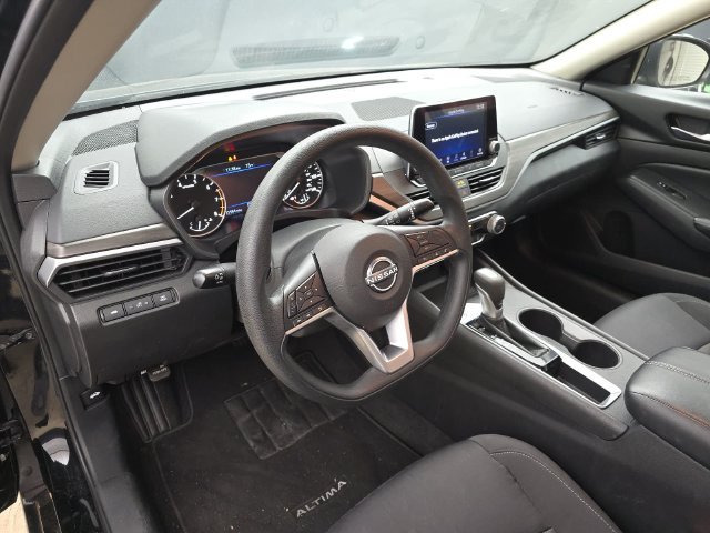 Used 2025 Nissan Altima 2.5 SV FWD image 14