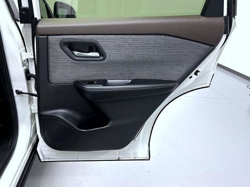 Certified 2023 Nissan Rogue SV FWD image 17