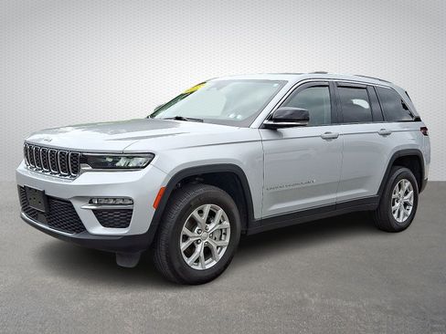 Certified 2023 Jeep Grand Cherokee Limited AWD/4WD image 3