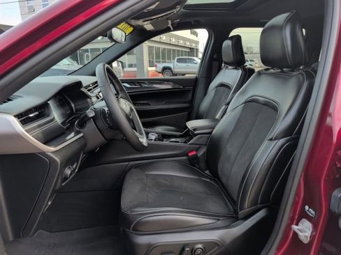 Used 2023 Jeep Grand Cherokee Altitude image 13