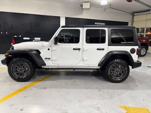 Used 2024 Jeep Wrangler Unlimited Sport AWD/4WD image 3