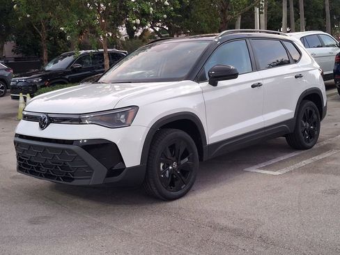 New 2026 Volkswagen Taos SE FWD image 3
