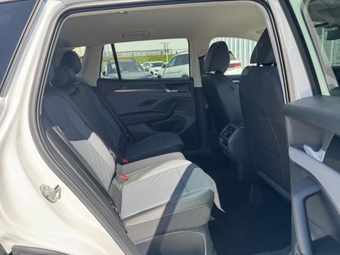 Used 2025 Volkswagen Tiguan SE image 33