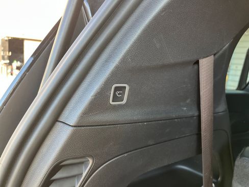 Used 2025 Chrysler Pacifica Select image 23