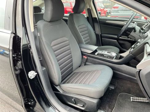 Used 2017 Ford Fusion SE image 25