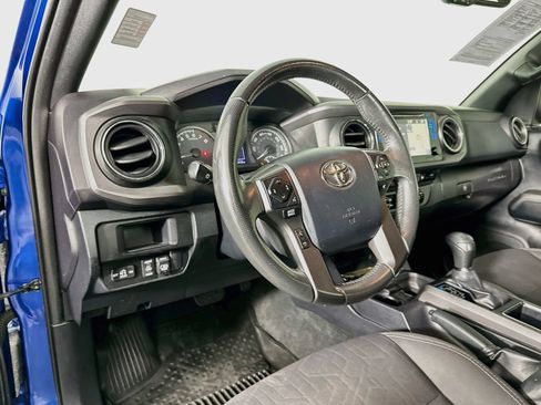 Used 2017 Toyota Tacoma TRD Off-Road w/ Premium & Technology Package AWD/4WD image 10