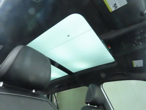 Used 2022 Volkswagen Tiguan SE R-Line image 18