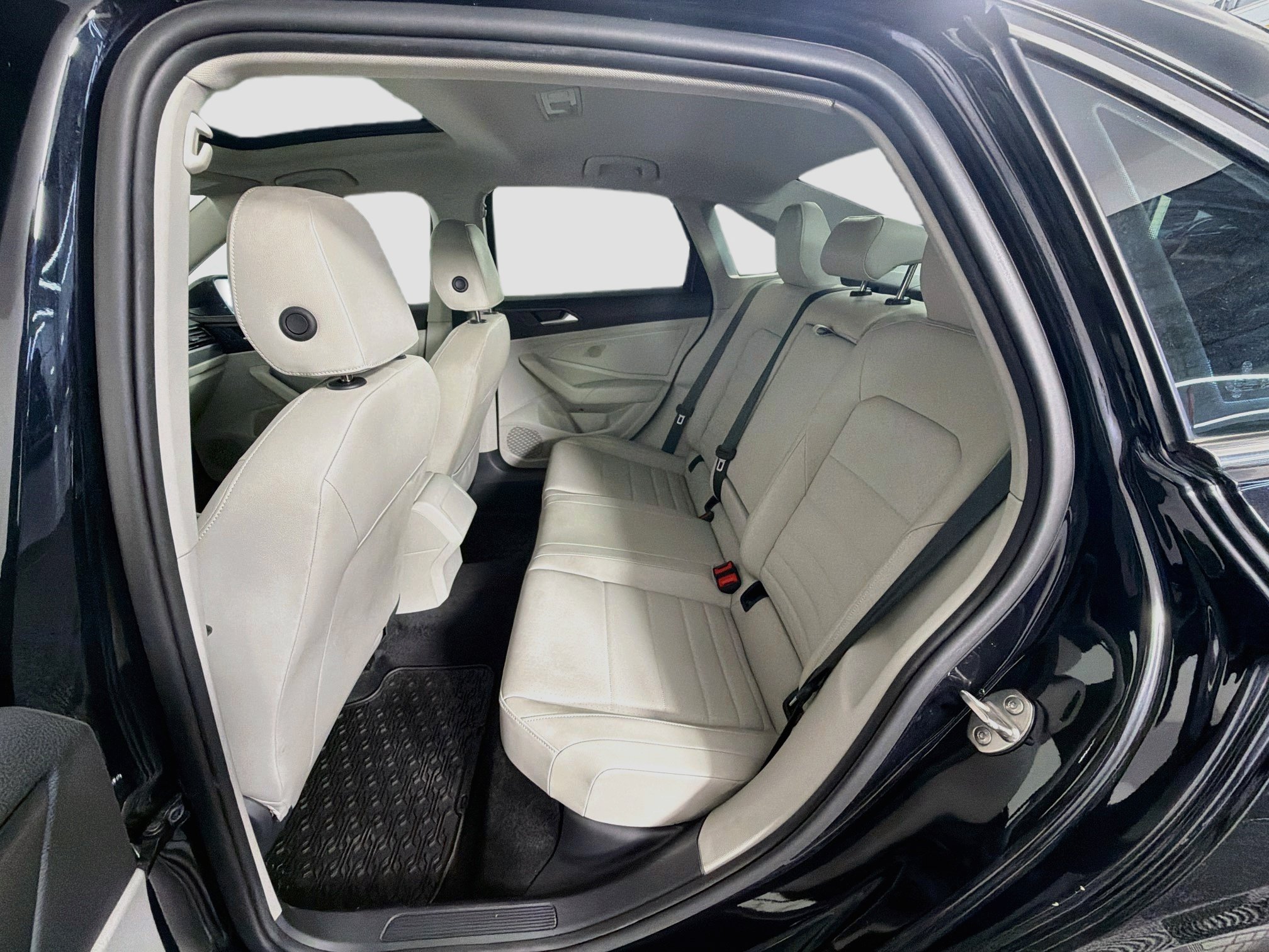 Used 2024 Volkswagen Jetta SE w/ Panoramic Sunroof Package FWD image 28