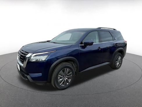 Used 2025 Nissan Pathfinder SV image 8
