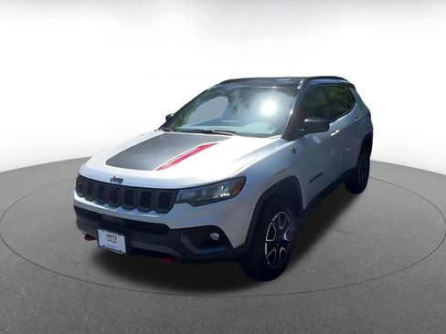 Used 2025 Jeep Compass Trailhawk AWD/4WD image 7