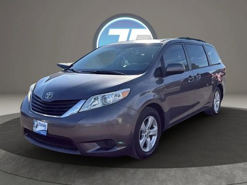 Used 2012 Toyota Sienna LE image 7
