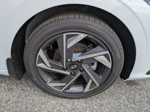 Used 2025 Hyundai Elantra Limited image 11