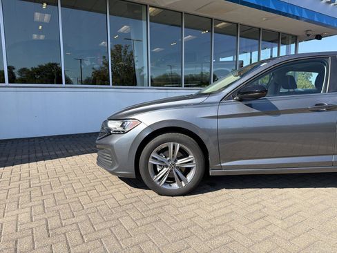 Used 2024 Volkswagen Jetta SE FWD image 9