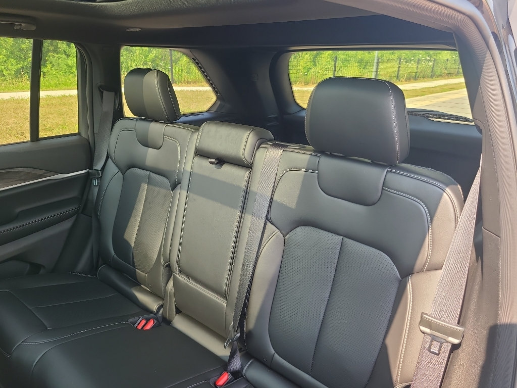 New 2026 Jeep Grand Cherokee Limited w/ Luxury Tech Group II AWD/4WD image 37
