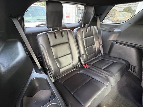 Used 2019 Ford Explorer XLT w/ Equipment Group 202A AWD/4WD image 19
