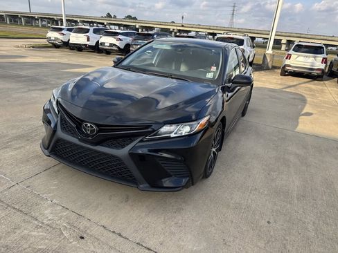 Used 2020 Toyota Camry SE image 4