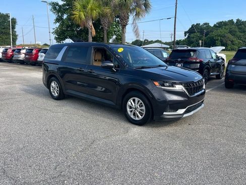 Used 2023 Kia Carnival LX FWD image 1