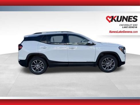 Used 2024 GMC Terrain SLT image 3
