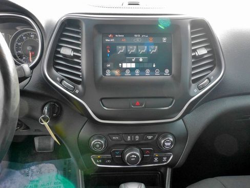 Used 2019 Jeep Cherokee Latitude w/ Cold Weather Group image 27