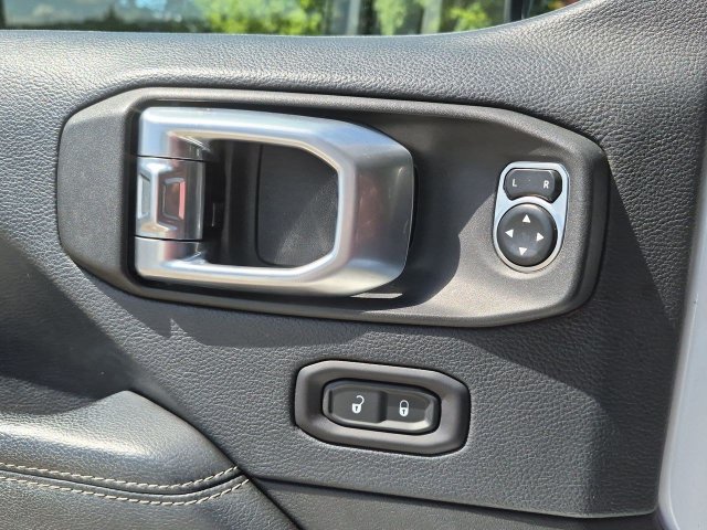 Used 2018 Jeep Wrangler Unlimited Sahara AWD/4WD image 13