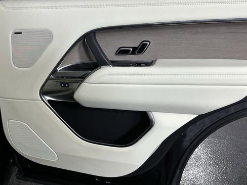 Used 2024 Land Rover Range Rover Long Wheelbase SE image 32