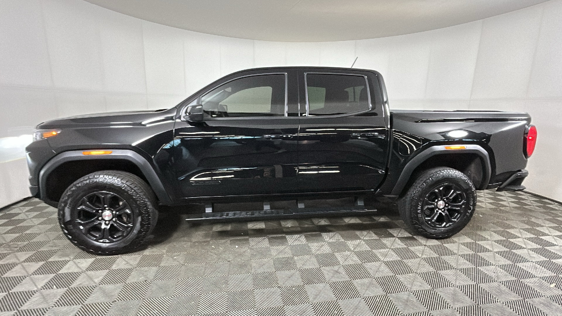 Used 2024 GMC Canyon Elevation w/ Convenience Package AWD/4WD image 6