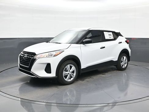 New 2025 Nissan Kicks Play S image 3