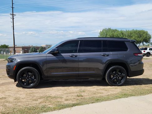 Used 2022 Jeep Grand Cherokee L Laredo AWD/4WD image 2